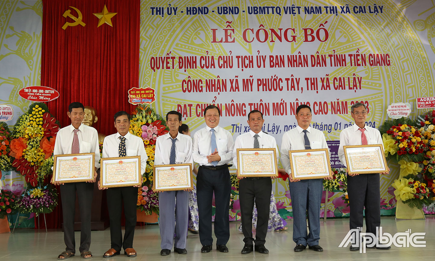 rao Bằng khen của UBND tỉnh tặng các cá nhân có thành tích trong phong trào xây dựng NTM nâng cao xã 