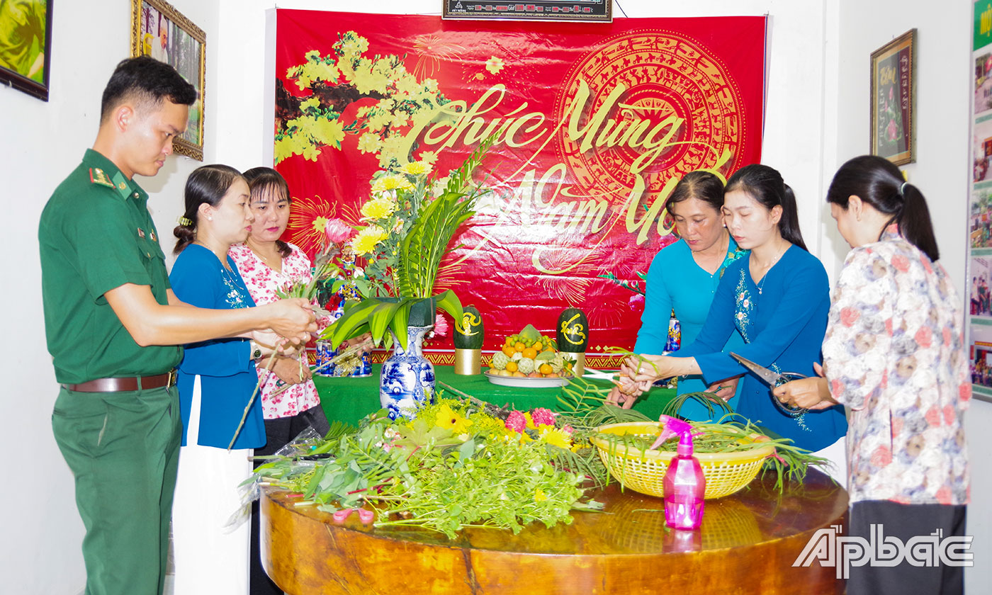 Hoạt động chưng mâm ngũ quả.
