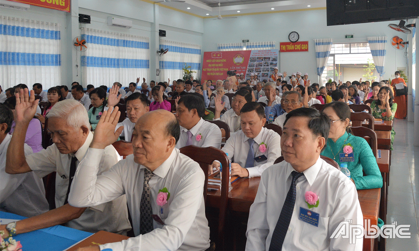 Đại biểu biểu quyết thông qua chương trình Đại hội.