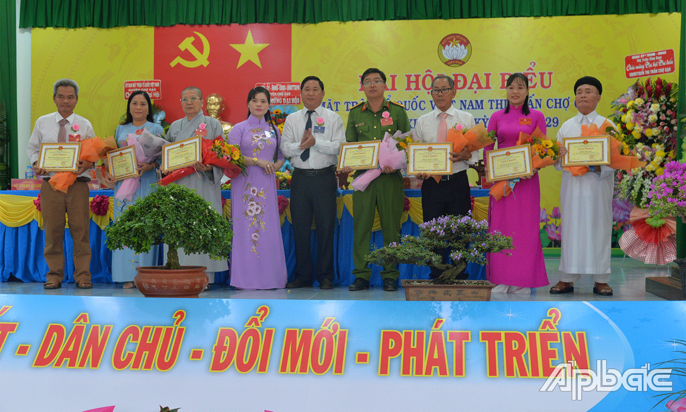 UBND thị trấn tặng giấy khen cho các tập thể, cá nhân.