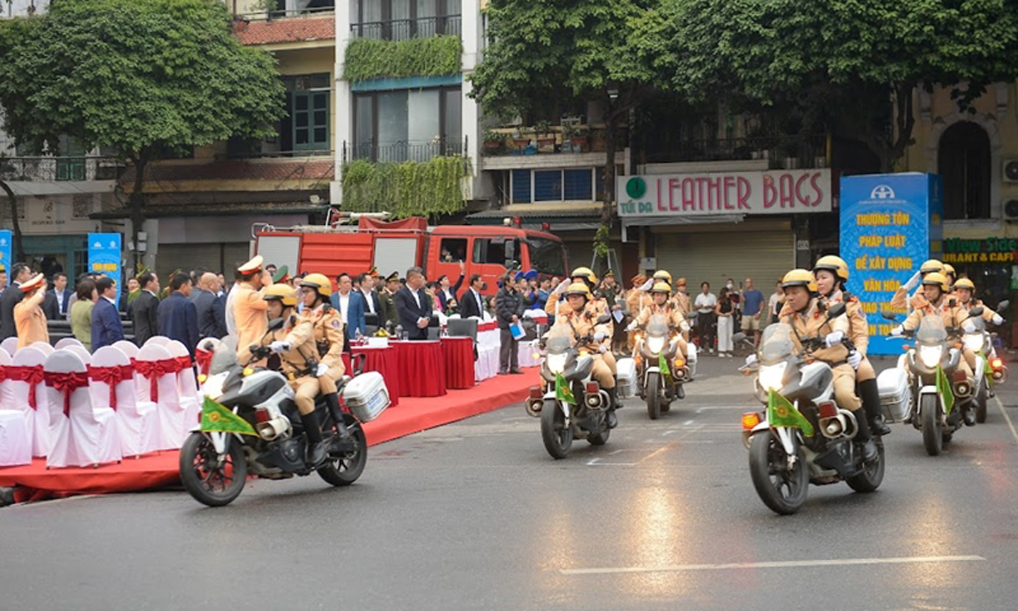 Lực lượng Cảnh sát Giao thông ra quân tại Lễ phát động ra quân Năm An toàn giao thông 2024 và đợt cao điểm bảo đảm trật tự, an toàn giao thông Tết Nguyên đán Giáp Thìn và Lễ hội Xuân năm 2024