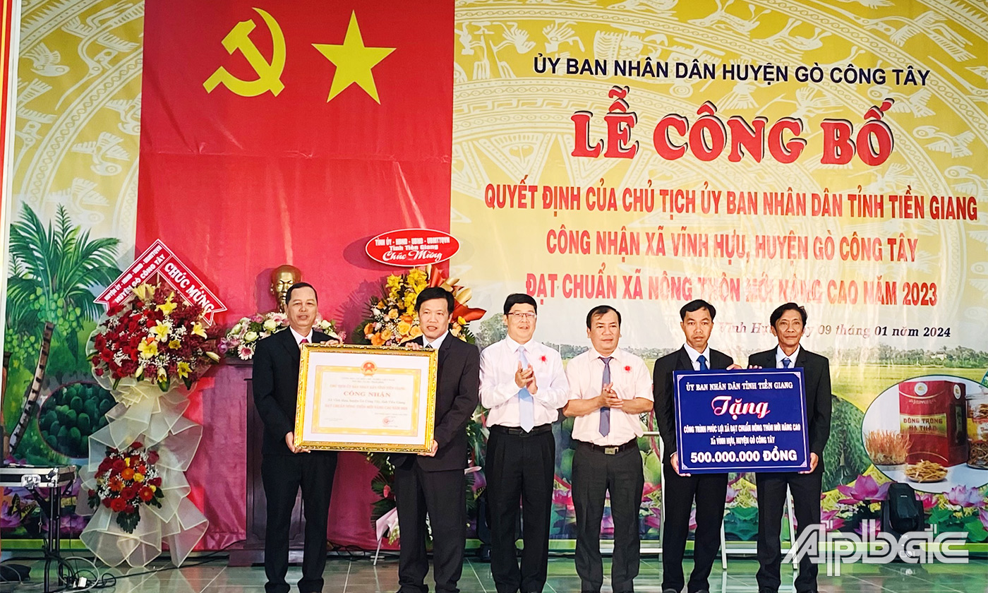 trao Bằng công nhận đạt chuẩn NTM nâng cao và Bảng tượng trưng tặng công trình phúc lợi 500 triệu đồng cho xã