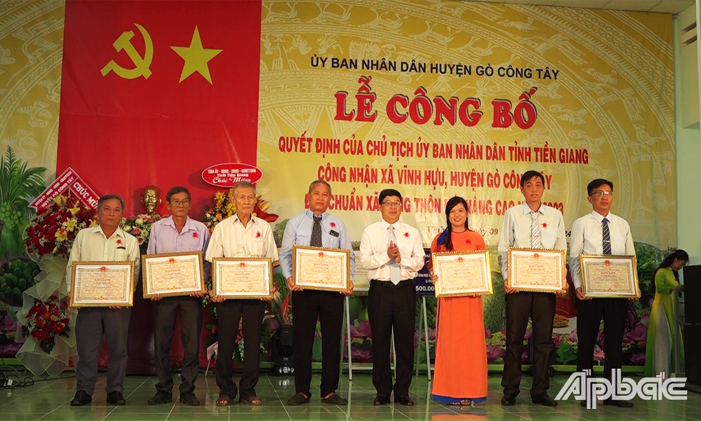 trao Bằng khen của UBND tỉnh Tiền Giang tặng các cá nhân có thành tích trong phong trào xây dựng NTM nâng cao xã Mỹ Phước Tây.
