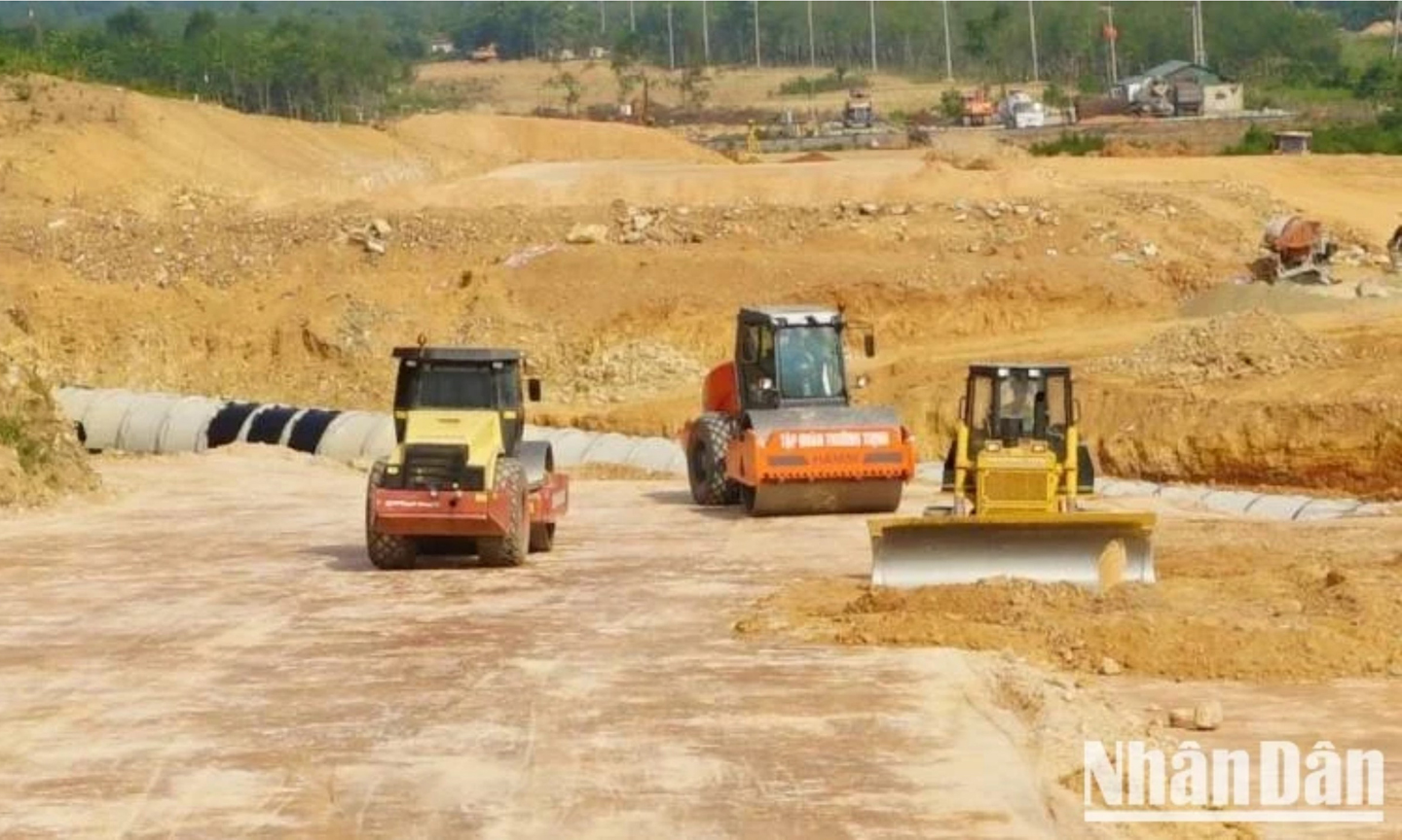 Thi công công trình đường bộ cao tốc bắc-nam phía đông đoạn qua tỉnh Quảng Bình. (Ảnh minh họa/Báo Nhân Dân)