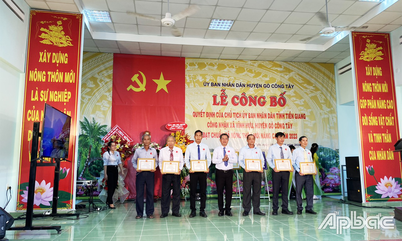 Chủ tịch UBND huyện Gò Công Tây Huỳnh Thanh Bình trao giấy khen tại
