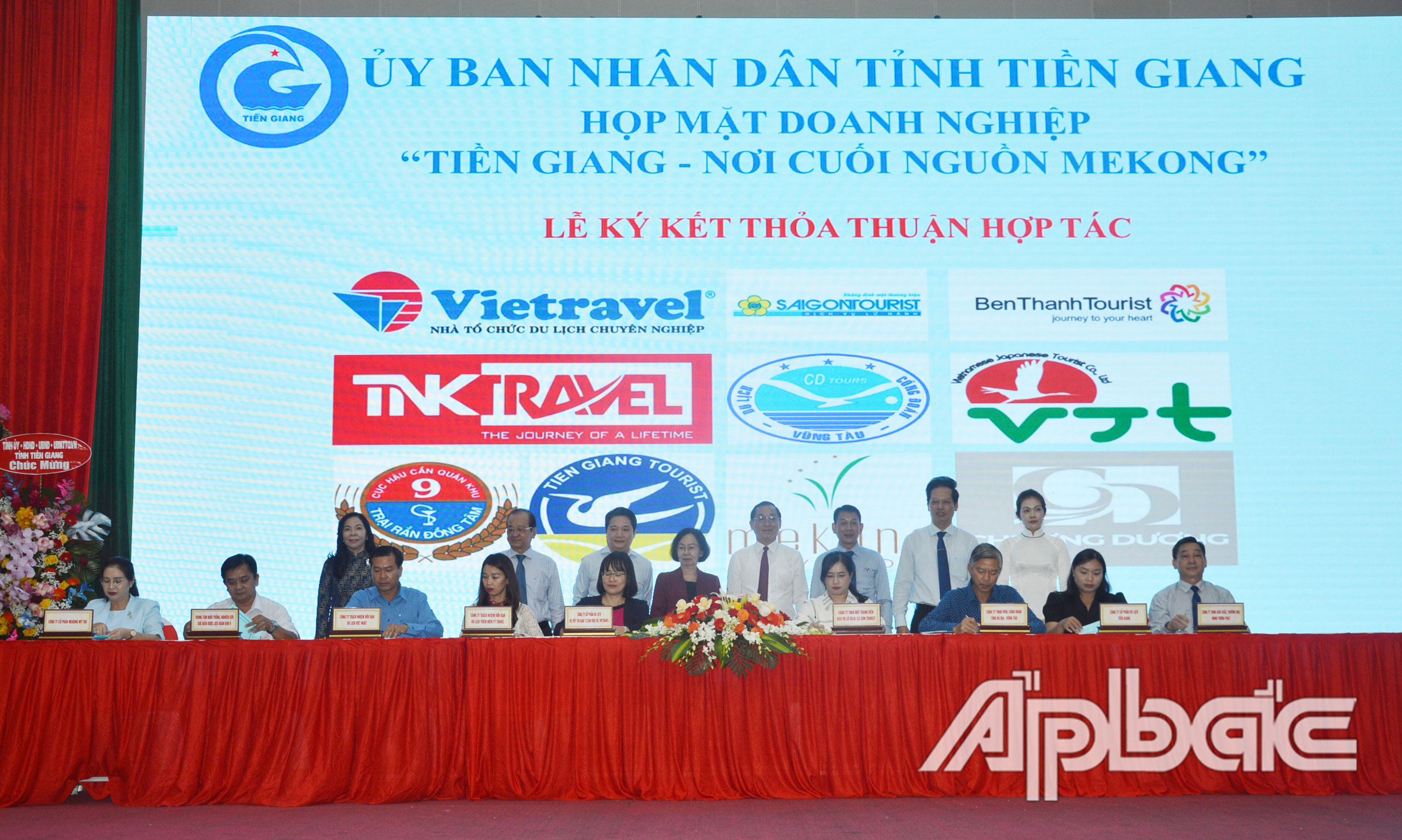 Ký kết hợp tác phát triển du lịch.