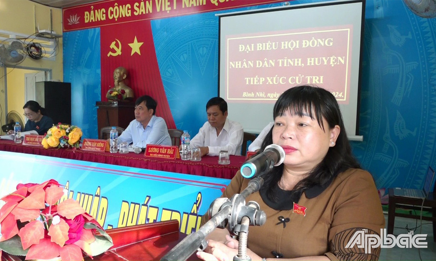 Đại biểu Thái Ngọc Bảo Trâm phát biểu ý kiến tại buổi tiếp xúc
