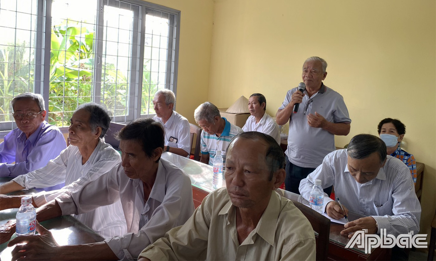 Cử tri huyện Gò Công Tây phát biểu ý kiến tại buổi tiếp xúc