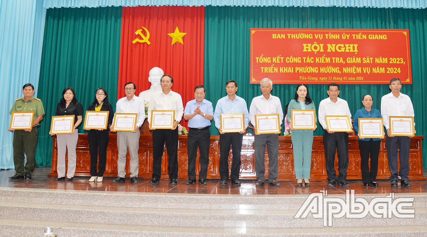 Đồng chí Nguyễn Ngọc Trầm, Ủy viên Ban Thường  vụ, Chủ nhiệm Ủy ban kiểm tra Tỉnh ủy trao Bằng khen của BTV Tỉnh ủy cho các tập thể thực hiện tốt công tác kiểm tra, giám sát năm 2023.