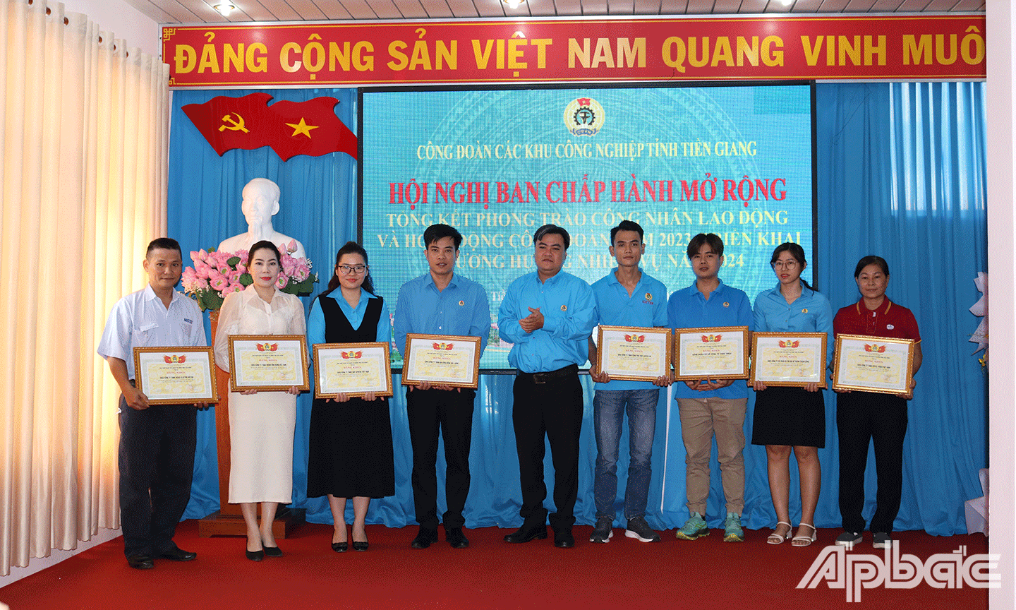 CĐ Các khu công nghiệp tỉnh Tiền Giang tặng giấy khen cho 6 tập thể đã có nhiều đóng góp và hỗ trợ hoạt động CĐ Các khu Công nghiệp tỉnh Tiền Giang năm 2023