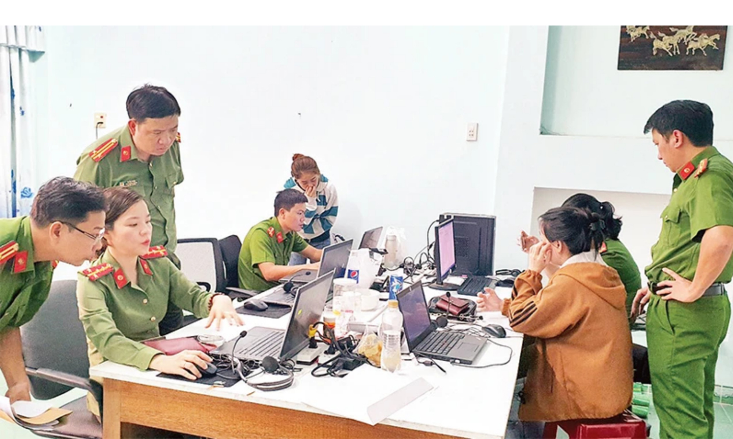 Lực lượng an ninh mạng, Văn phòng Cơ quan Cảnh sát điều tra (Công an tỉnh Phú Yên) đấu tranh với các đối tượng tình nghi sử dụng phương tiện điện tử thực hiện hành vi lừa đảo chiếm đoạt tài sản. (Ảnh XUÂN HUY) 