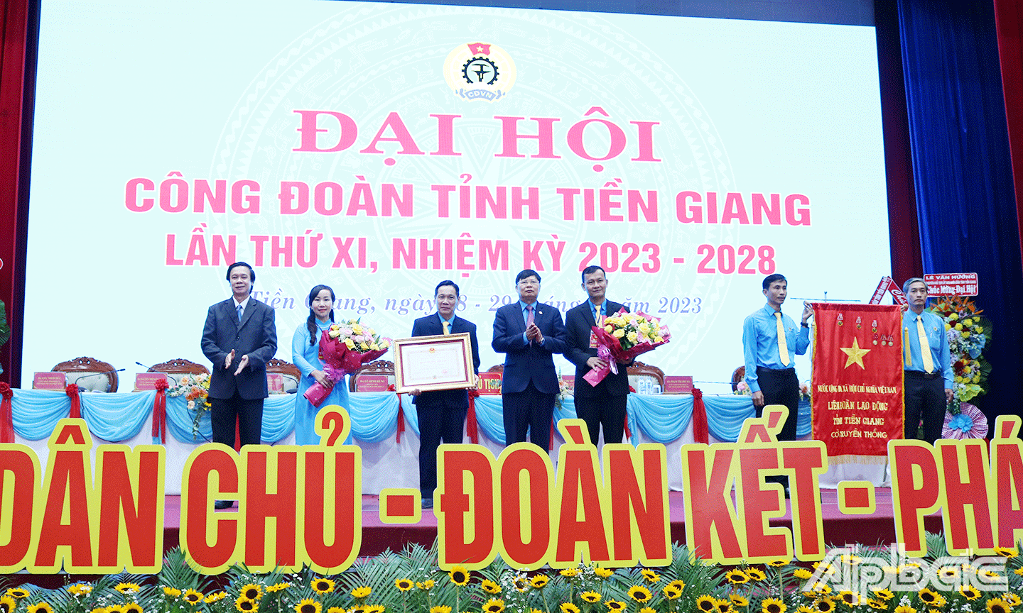 Tập thể LĐLĐ tỉnh Tiền Giang được Chủ tịch Nước Cộng hòa xã hội chủ nghĩa Việt Nam tặng thưởng Huân chương Độc lập hạng Nhất.