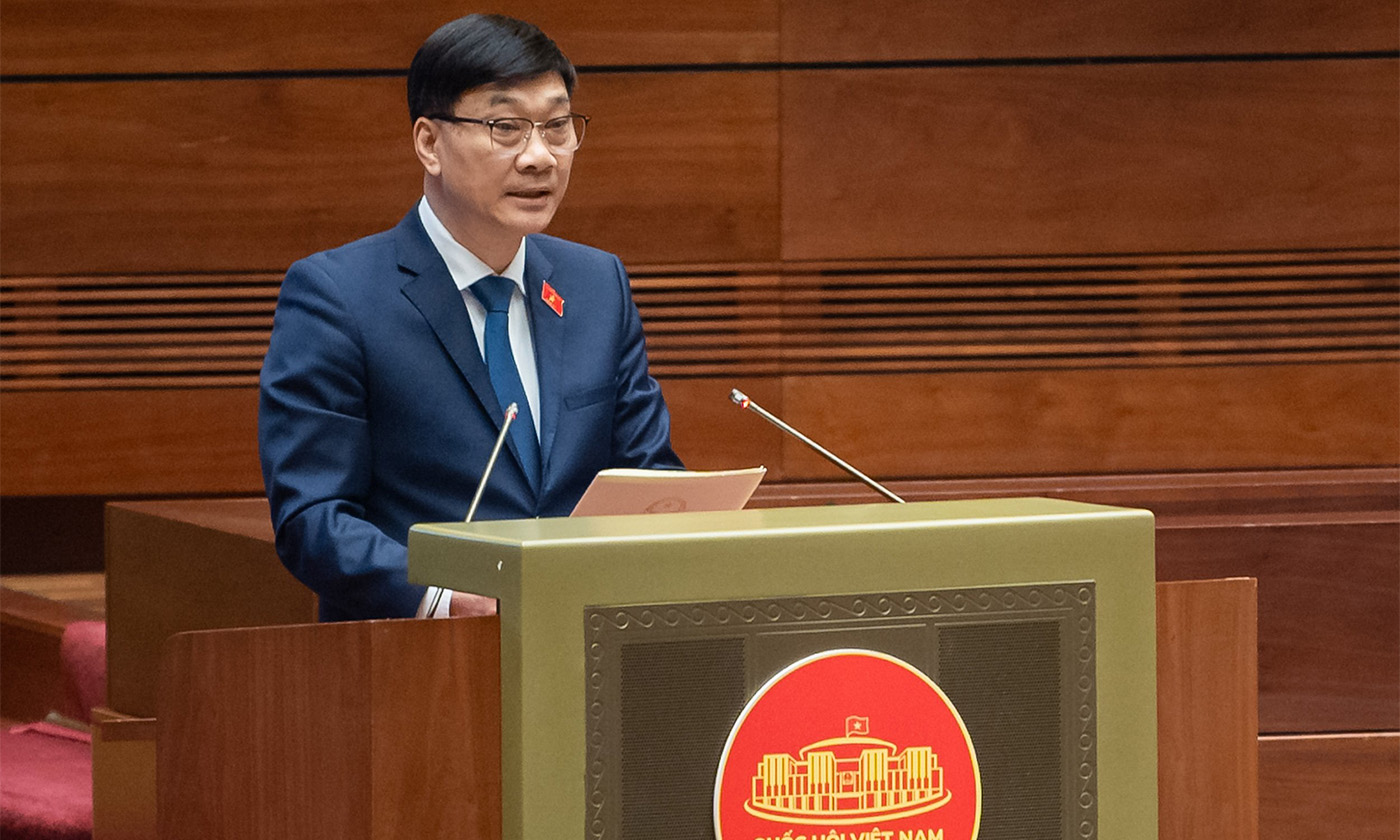 Ủy viên Ủy ban Thường vụ Quốc hội, Chủ nhiệm Ủy ban Kinh tế của Quốc hội Vũ Hồng Thanh trình bày Báo cáo giải trình, tiếp thu, chỉnh lý dự thảo Luật Các tổ chức tín dụng (sửa đổi)