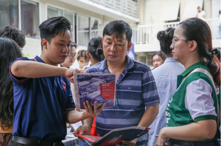 Phụ huynh tìm hiểu về các ngành đào tạo tại Trường Đại học Văn Lang. 
