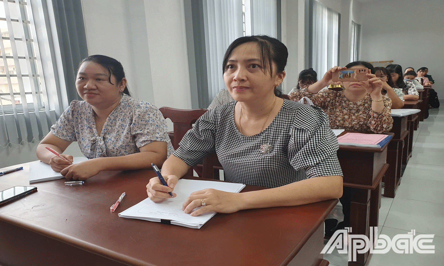Cán bộ, giáo viên mầm non tham gia tập huấn. 