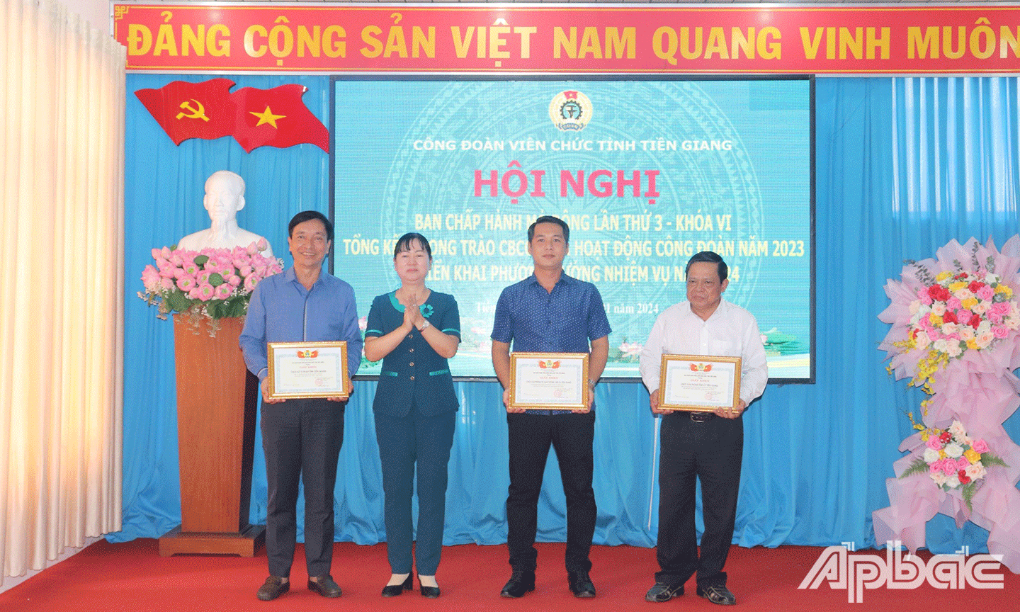 CĐVC tỉnh Tiền Giang khen thưởng chuyên đề ”Giỏi việc nước – Đảm việc nhà” cho các tập thể