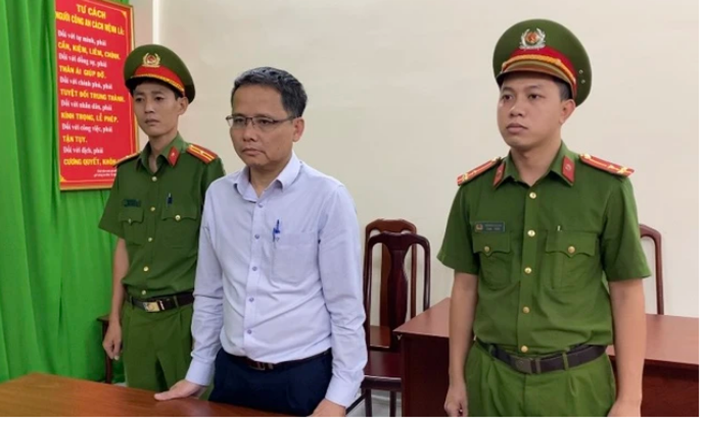 Công an tống đạt quyết định với bị can Nguyễn Vũ Hải, Phó Cục trưởng Cục đăng kiểm Việt Nam.