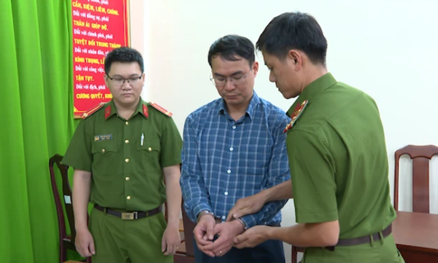 Công an tống đạt quyết định với bị can Bùi Quốc Hưng, Trưởng Phòng Tàu sông.