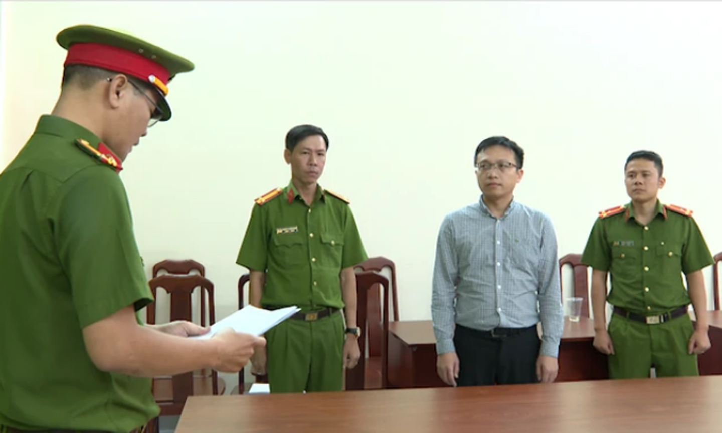 Công an tống đạt quyết định với bị can Đậu Ngọc Bình, Phó Phòng Tàu sông.