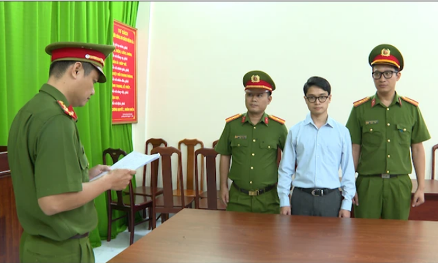 Công an tống đạt quyết định với bị can Phan Huy Liêm, đăng kiểm viên Phòng Tàu sông