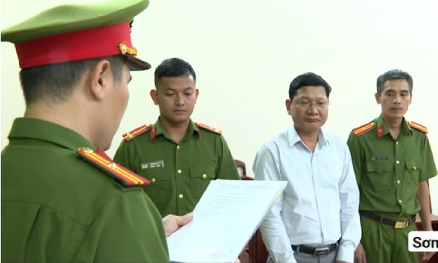 Công an tống đạt quyết định với bị can Vũ Văn Sơn, đăng kiểm viên Phòng Tàu sông.