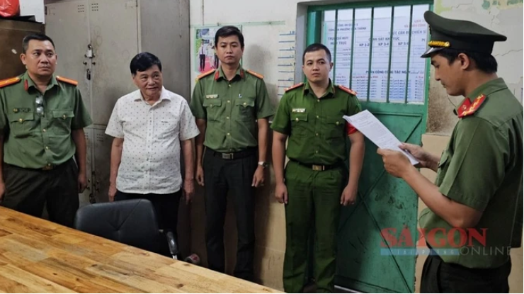 Công an đọc lệnh khởi tố, bắt tạm giam ông Nguyễn Công Khế.