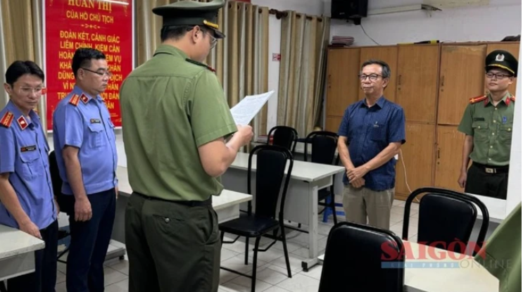 Công an đọc lệnh khởi tố, bắt tạm giam ông Nguyễn Quang Thông.