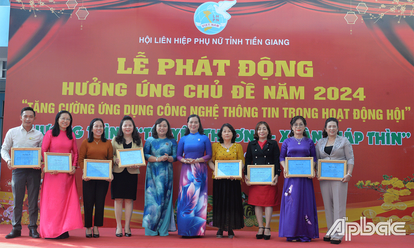 Hội LHPN tỉnh trao thư cảm ơn cho các đơn vị tài trợ.