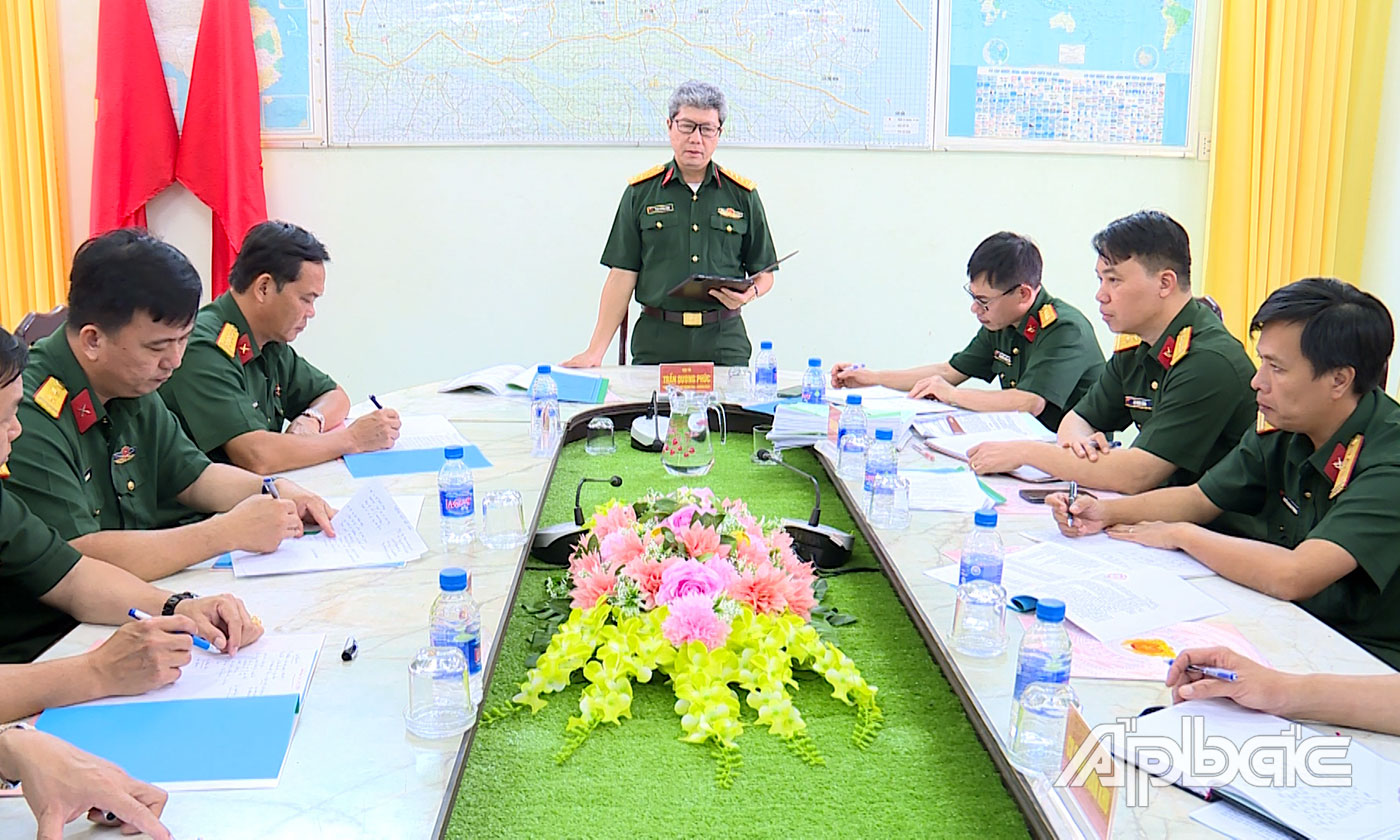 Đại tá Trần Dương Phúc, Phó Cục trưởng, Cục Doanh trại phát biểu tại buổi kiểm tra.