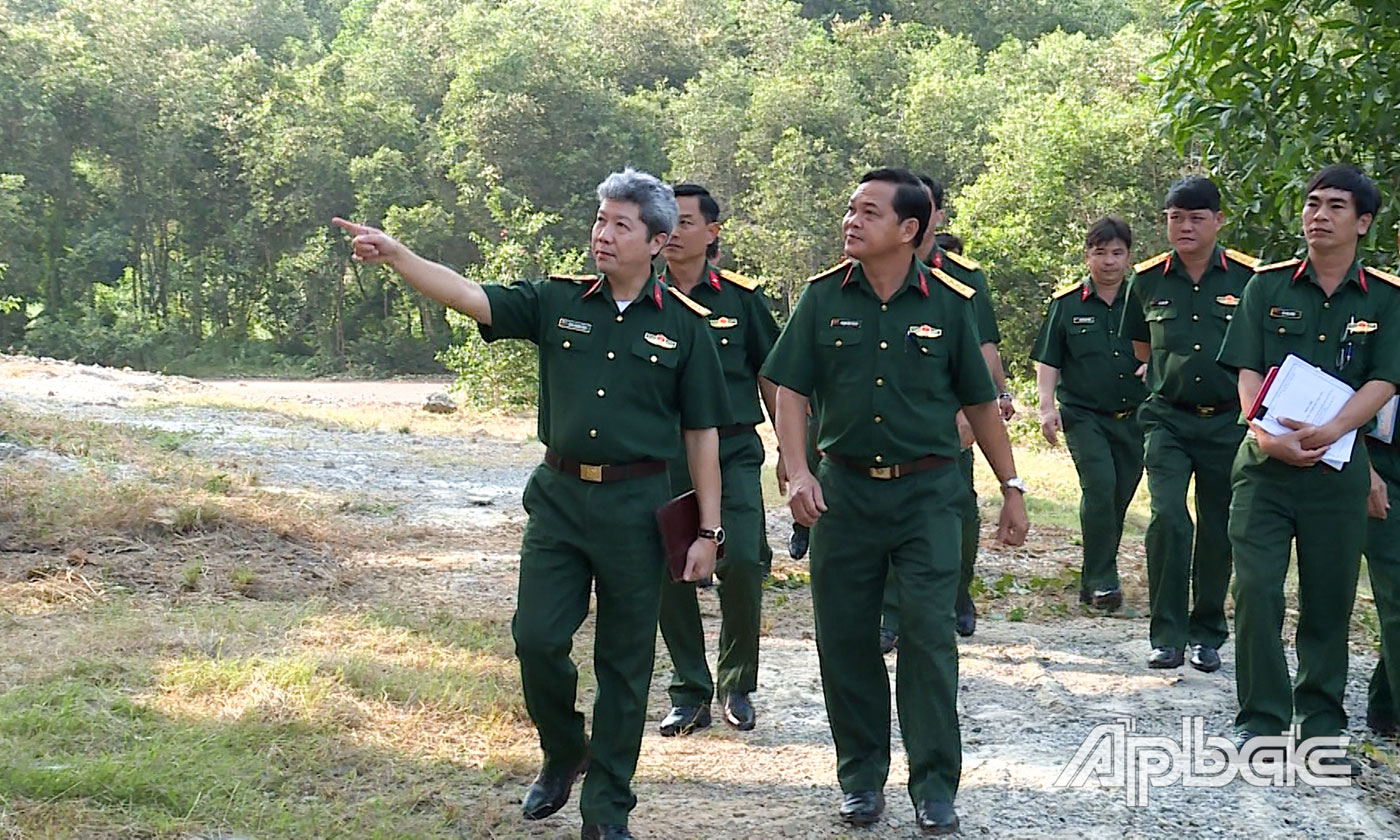 Đoàn kiểm tra công trình trường bắn, thao trường huấn luyện.