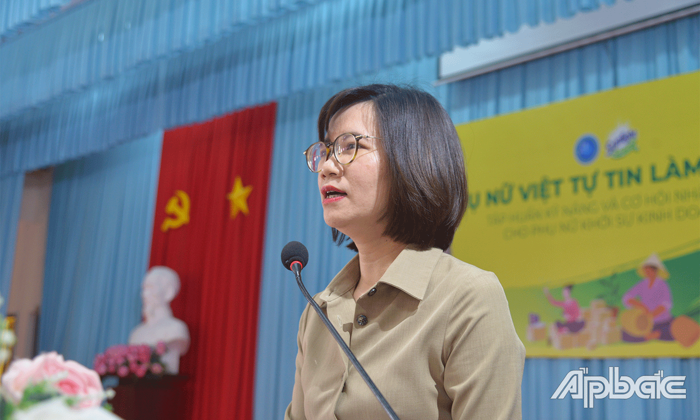 Trưởng Ban hỗ trợ phụ nữ phát triển kinh tế - Hội LHPN Việt Nam Phạm Thị Hương Giang phát biểu tại buổi tập huấn.
