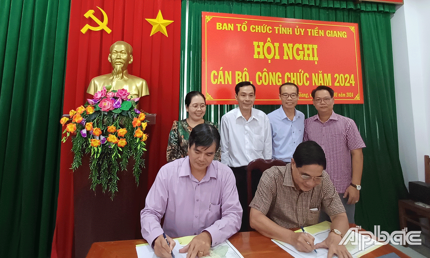 Ký kết giao ước thi đua giữa Thủ trưởng đơn vị và Chủ tịch công đoàn cơ quan Ban Tổ chức Tỉnh ủy.