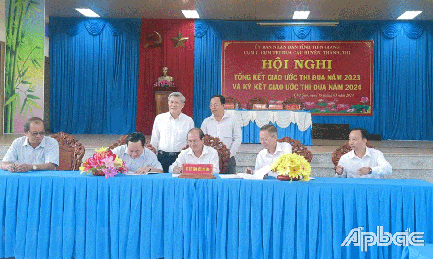 Ký kết giao ước thi đua.