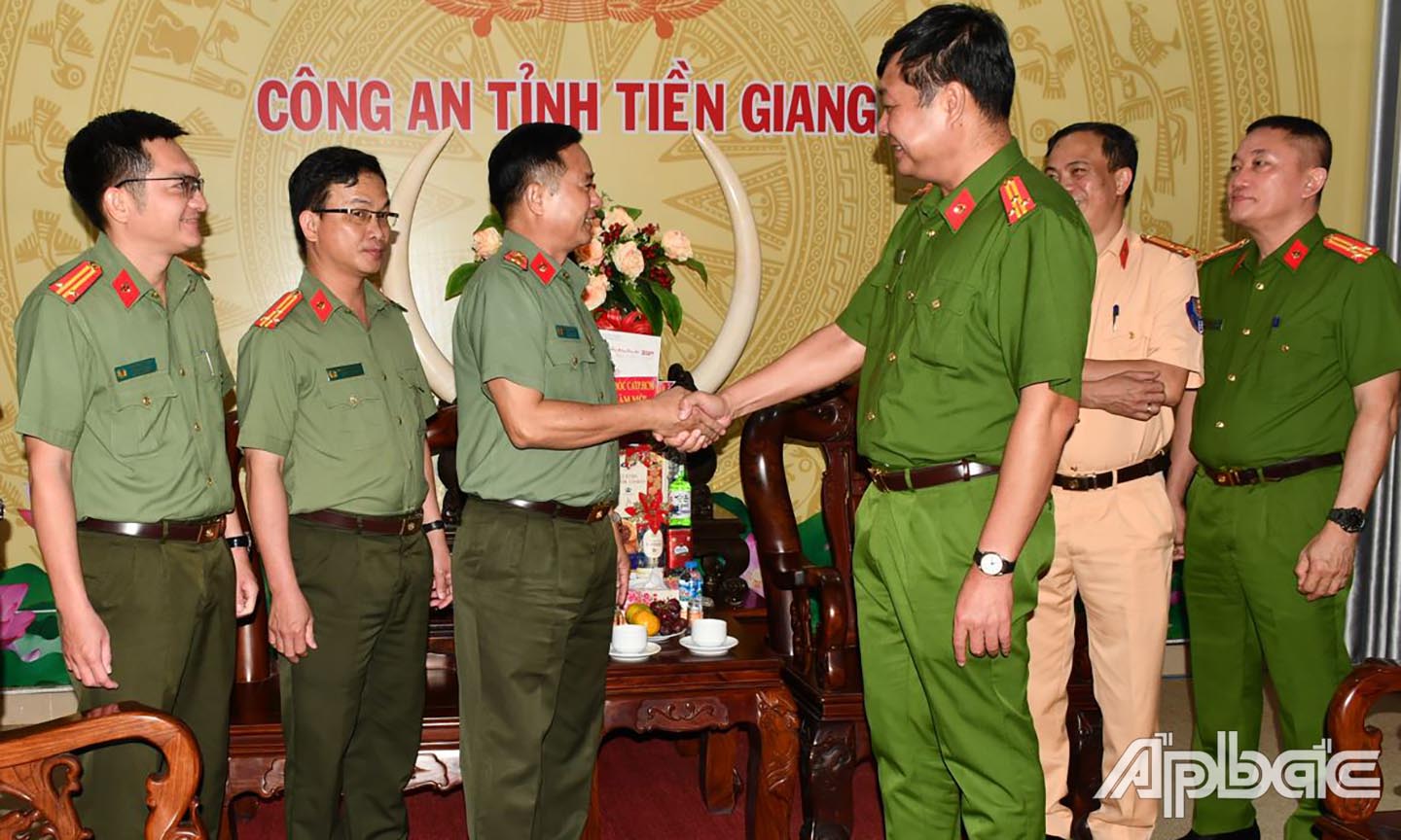 Đảng ủy, Ban Giám đốc Công an Thành phố Hồ Chí Minh chúc mừng xuân mới Đảng uỷ - Ban giám đốc và cán bộ, chiến sỹ Công an tỉnh Tiền Giang. Ảnh Trọng Tín (2) copy
