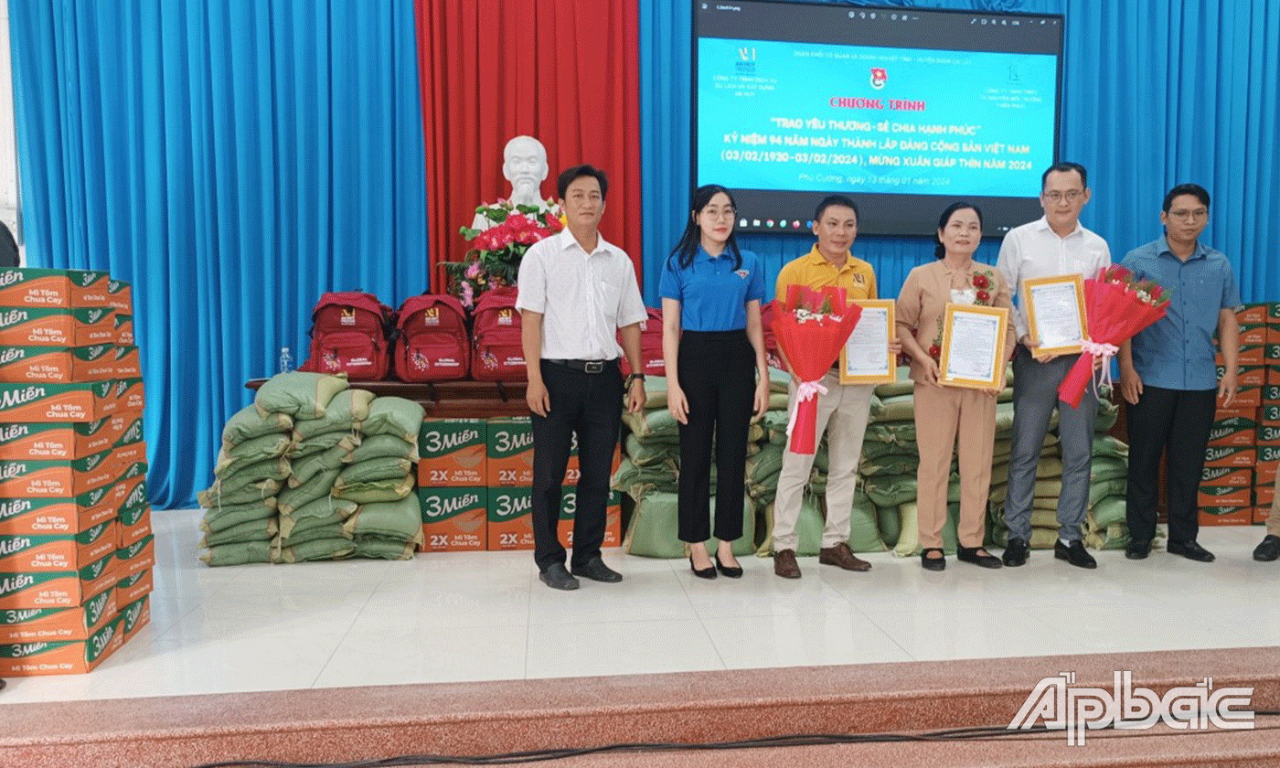 Trao thư cảm ơn cho nhà tài trợ.