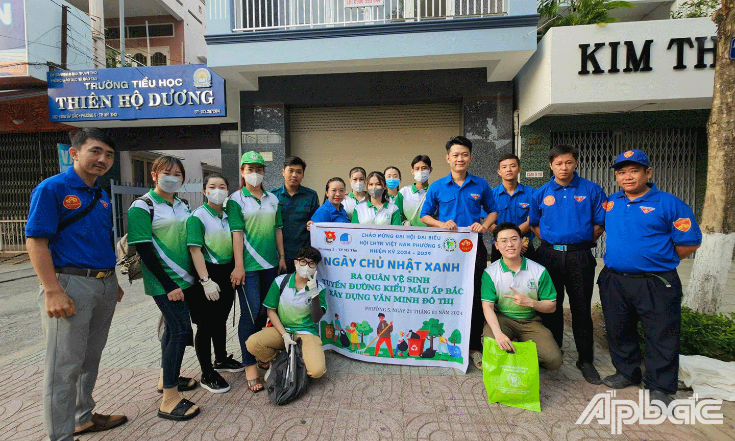 Đoàn viên thanh niên tham gia dọn dẹp vệ sinh tuyến đường Ấp Bắc - phường 5