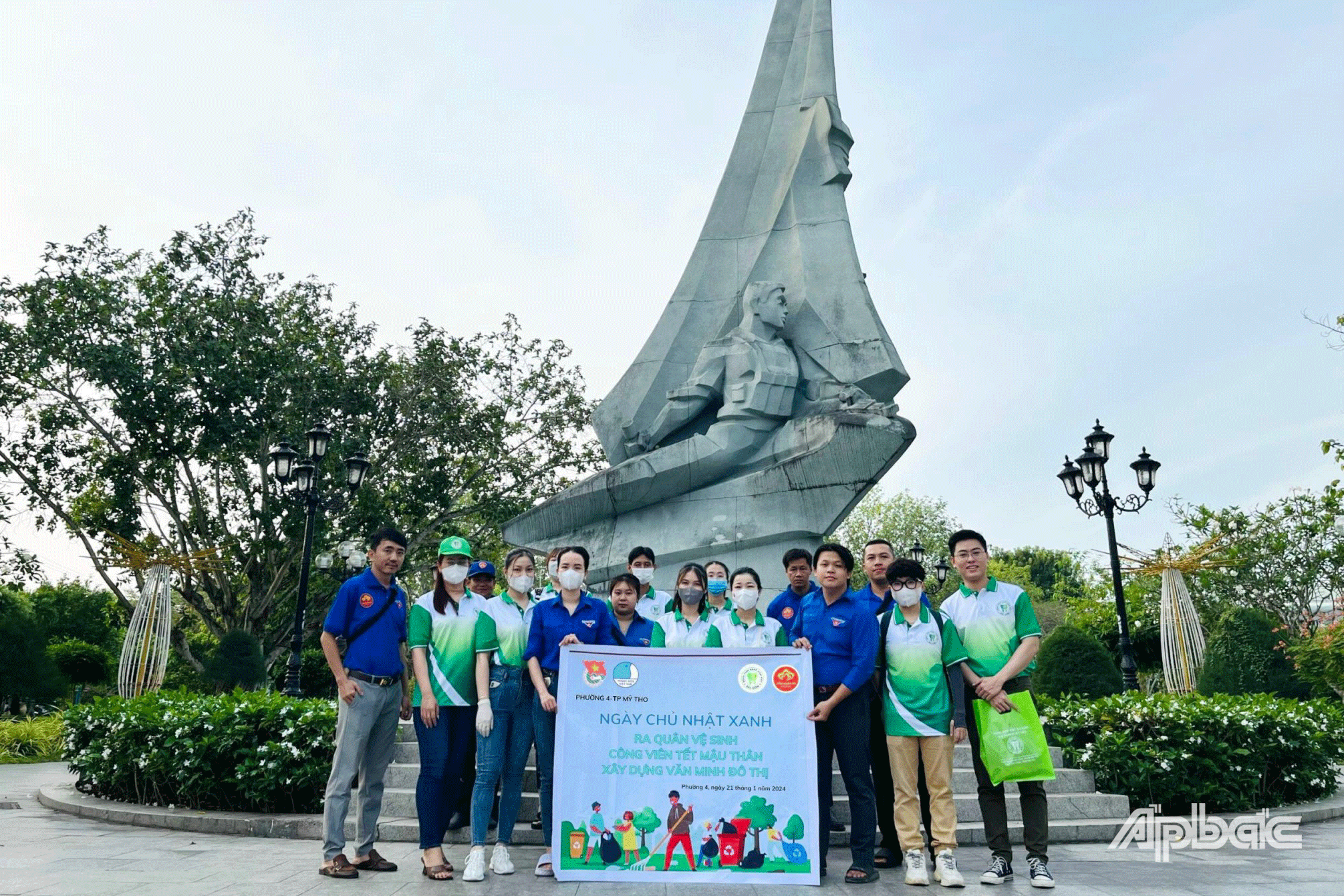 Đoàn viên thanh niên tham gia dọn dẹp vệ sinh xung quanh tượng đài công viên Tết Mậu Thân