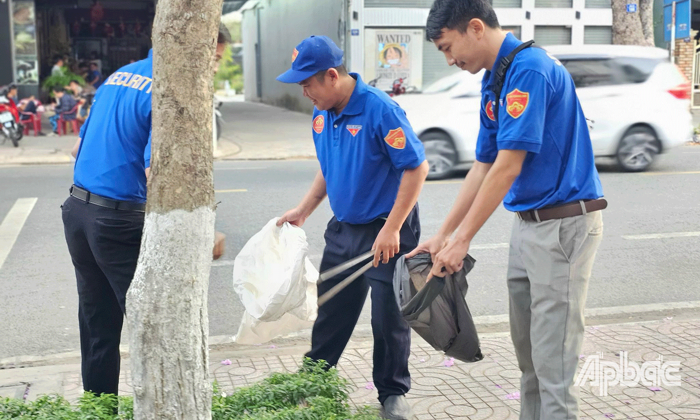 Đoàn viên thanh niên ra quân thực hiện Ngày Chủ nhật xanh
