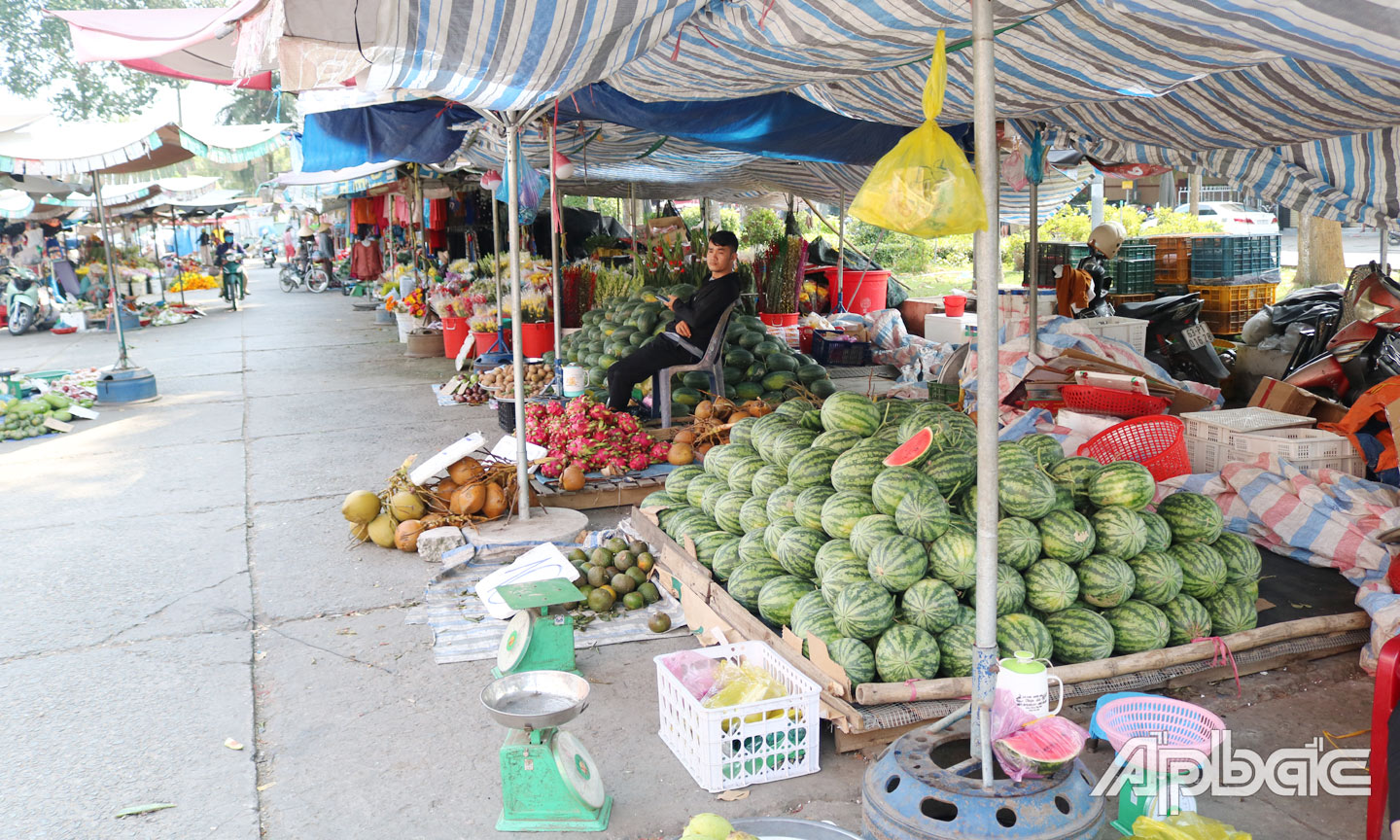  Tại các chợ truyền thống, lượng hàng hóa dồi dào nhưng vẫn còn vắng khách. 