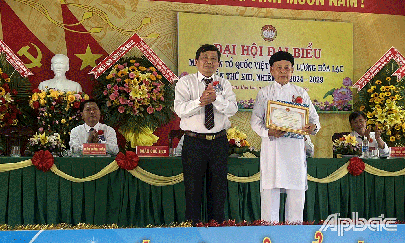 Tuyên dương tập thể đóng góp tích cực công tác mặt trận.