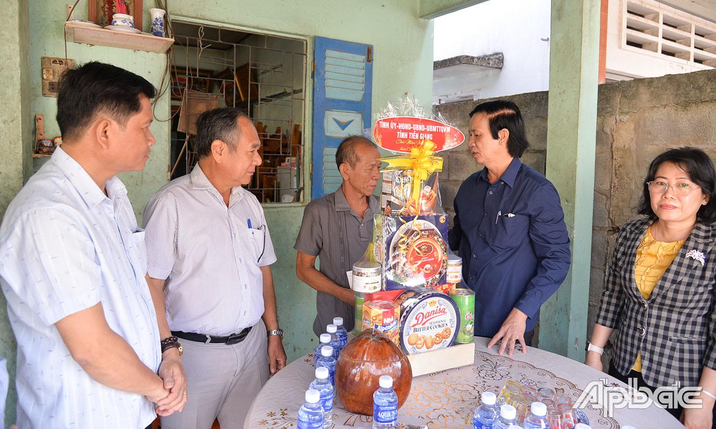 Đồng chí Nguyễn Văn Danh thăm tặng quà thương binh Trương Văn Thành.