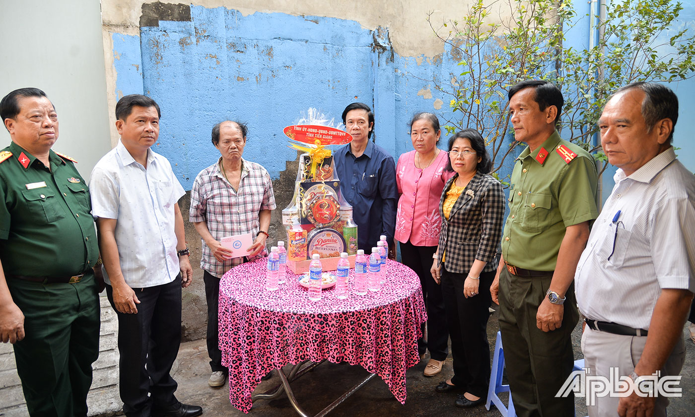 Đoàn thăm, tặng quà thương binh Nguyễn Văn Đức.