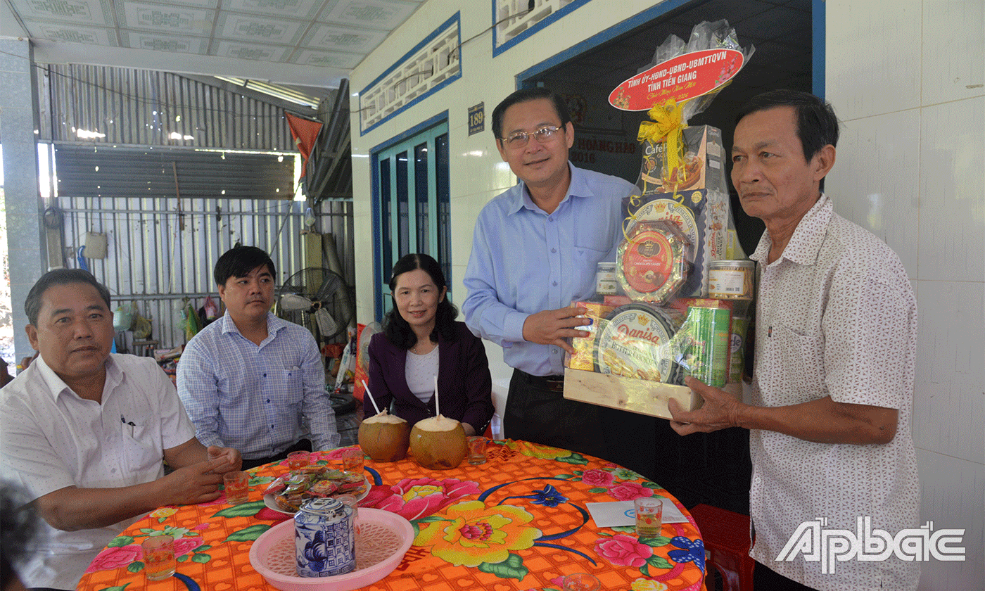 Đoàn thăm, chúc tết thương binh Nguyễn Văn On, ấp TânPhú 2, xã Tân Thuận Bình