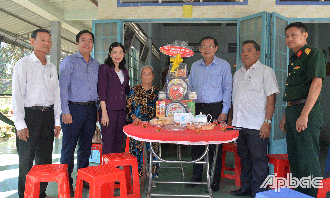 Đoàn thăm, chúc tết bà Trương Thị Lợi là vợ liệt sĩ ở ấp Tân Hoà, xã Tân Thuận Bình.