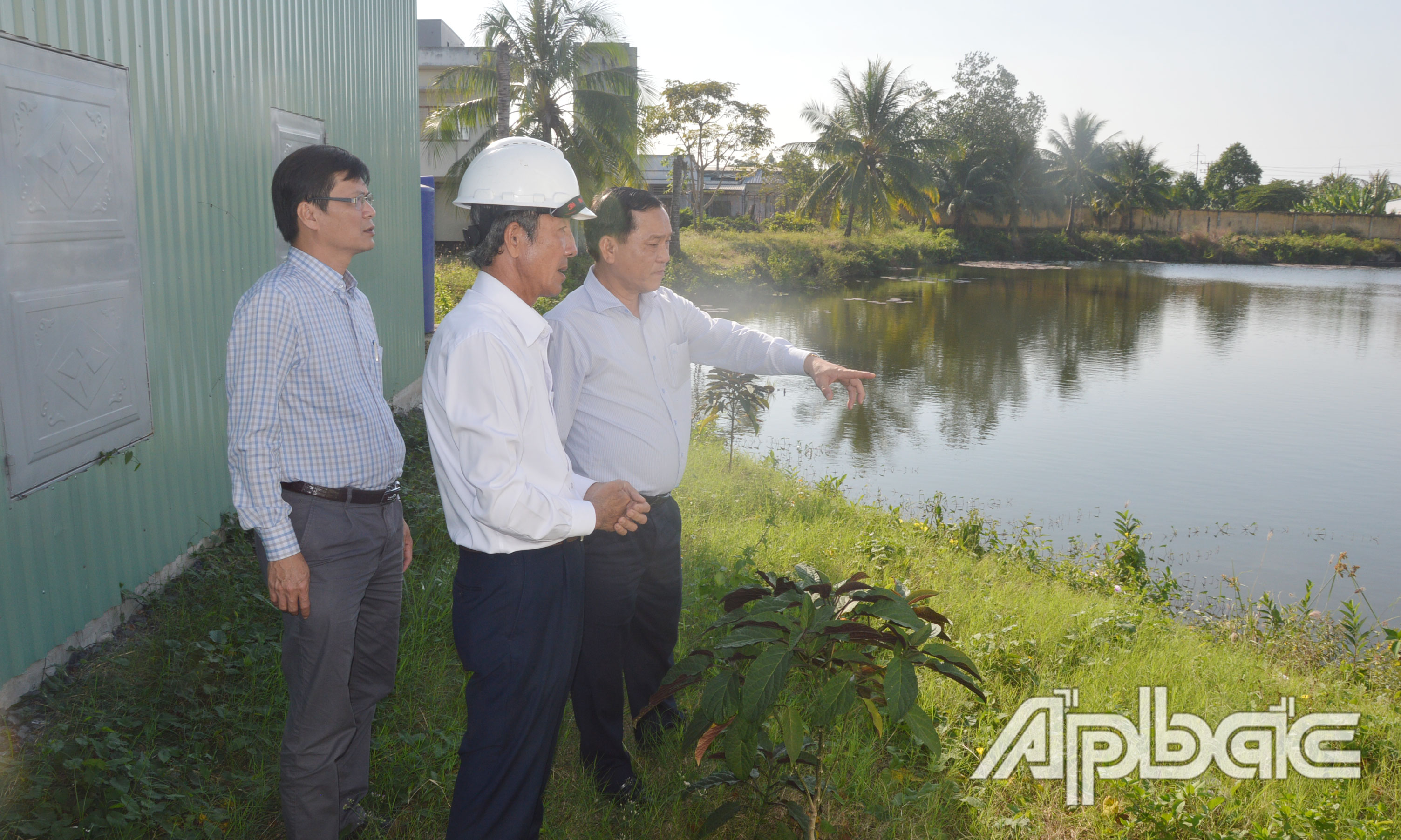 Đồng chí Nguyễn Văn Vĩnh kiểm tra tình hình cấp nước tại Trạm bơm tăng áp Gò Công.