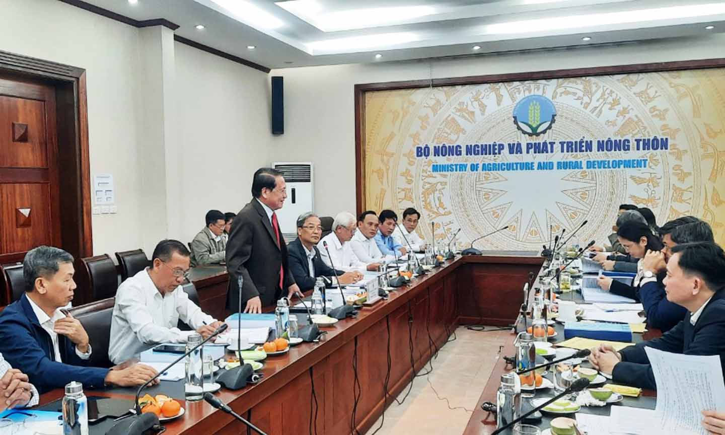 Các đại biểu làm việc tại buổi thẩm định.