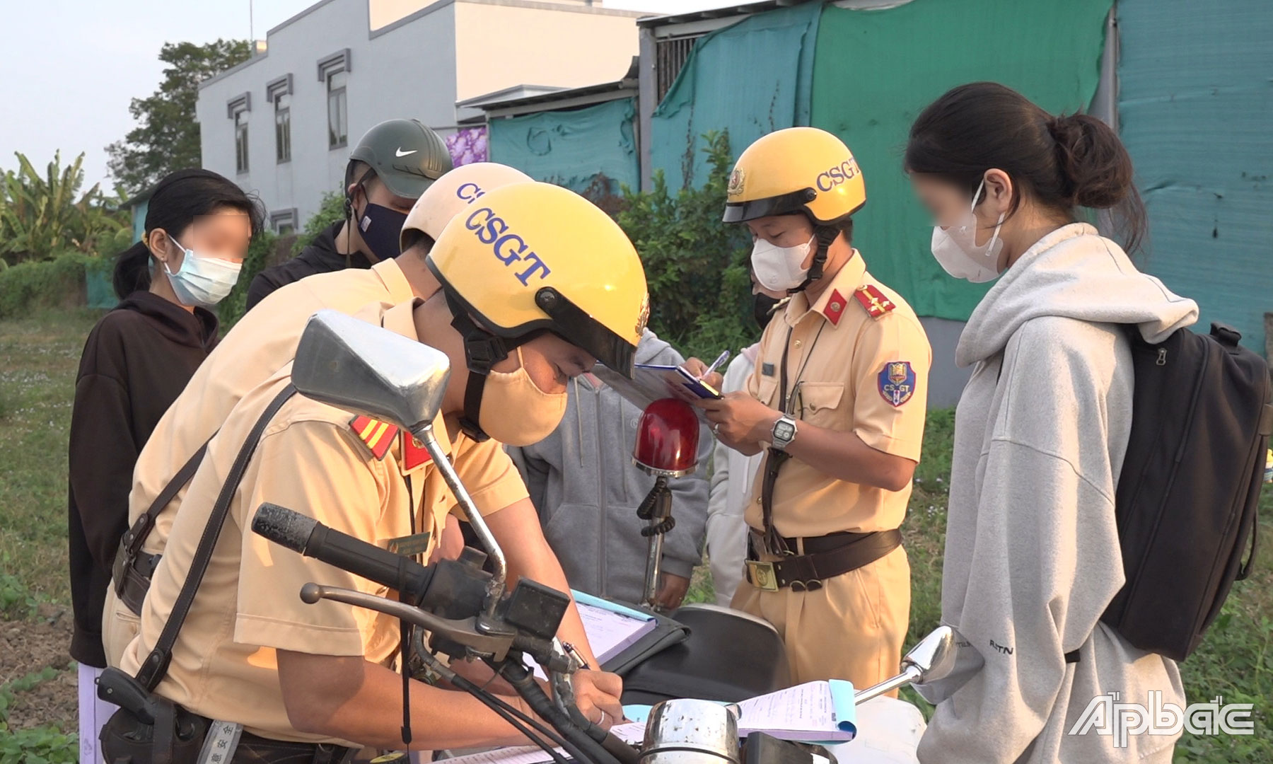 Công an huyện Gò Công Đông kiểm tra, xử lý các trường hợp học sinh vi phạm Luật Giao thông.