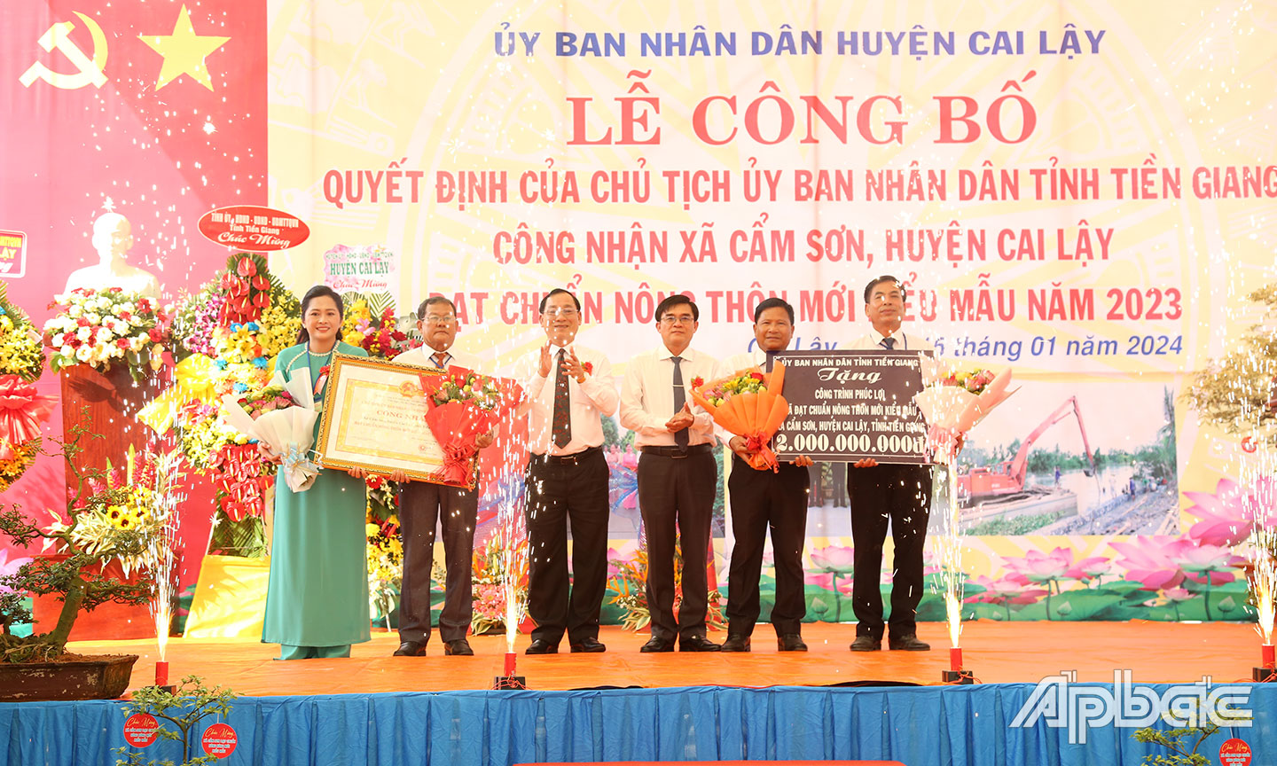 Chủ tịch UBND tỉnh Nguyễn Văn Vĩnh và Trưởng Ban Nội chính Tỉnh ủy Nguyễn Văn Mười trao Bằng công nhận đạt chuẩn NTM kiểu mẫu và Bảng tượng trưng tặng công trình phúc lợi 2 tỷ đồng cho xã Cẩm Sơn.
