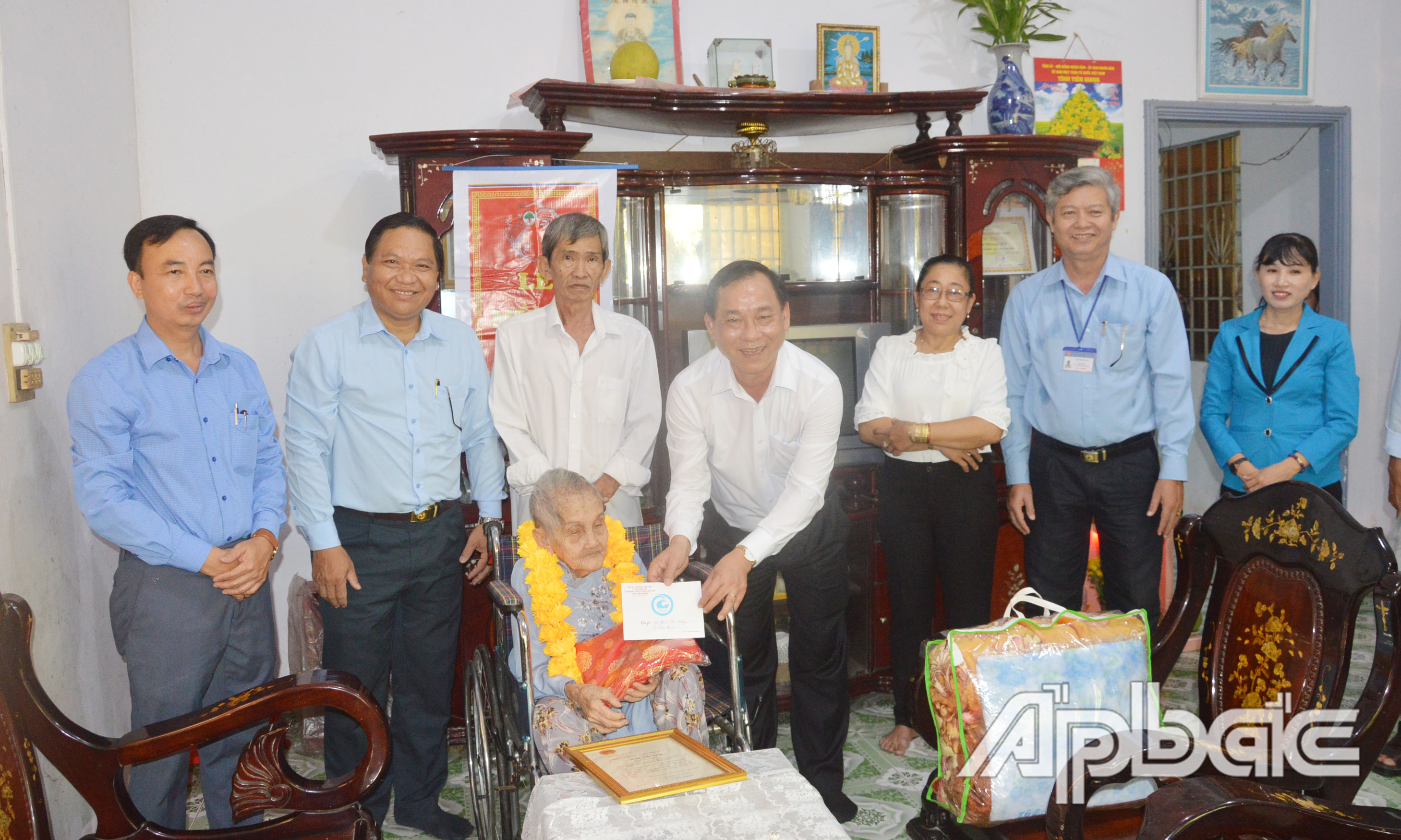 Đồng chí Nguyễn Văn Vĩnh tặng quà tết cho cụ bà Trần Thị Sáng (100 tuổi).