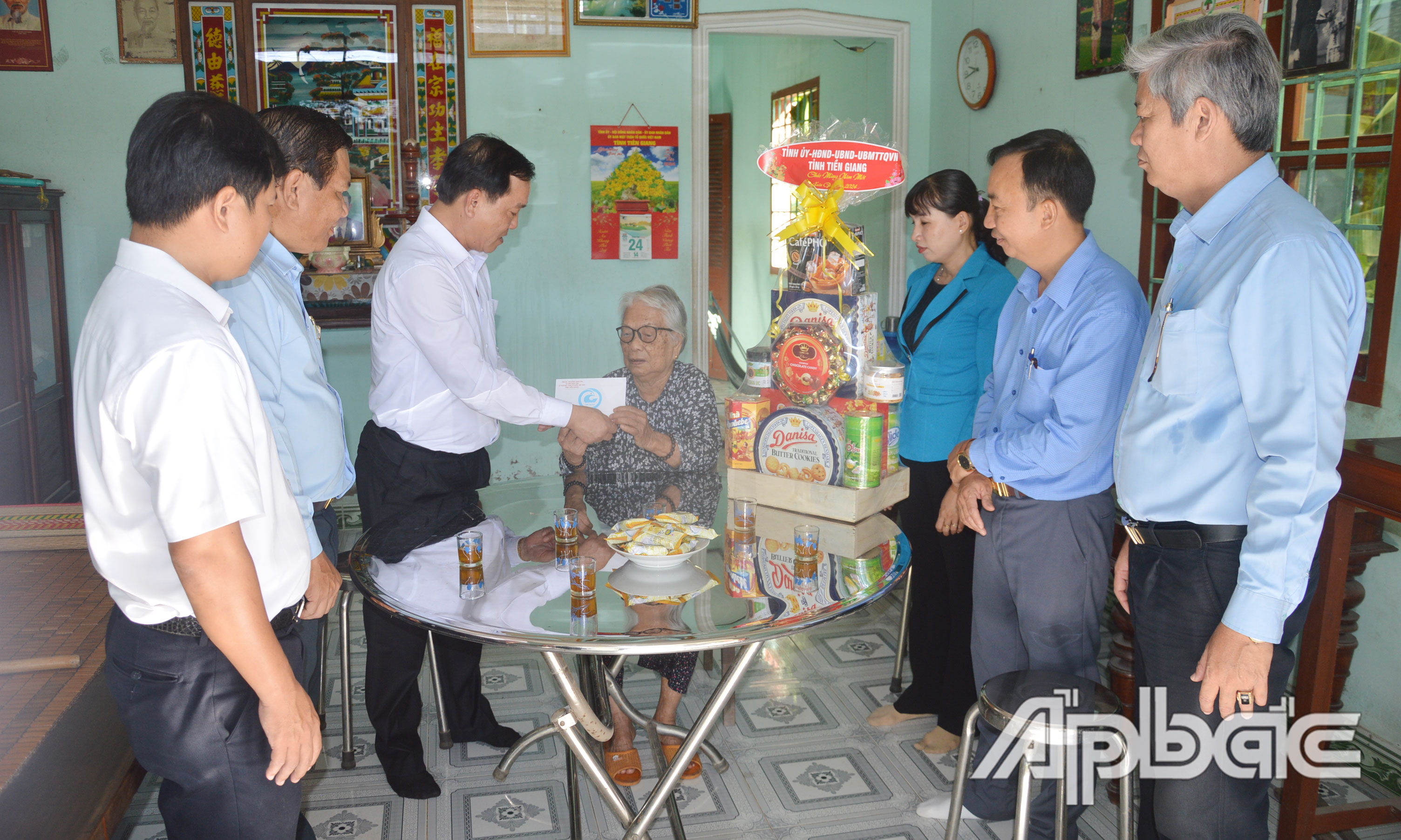 Đồng chí Nguyễn Văn Vĩnh tặng quà tết cho Mẹ Việt Nam Anh hùng Nguyễn Thị Chung.